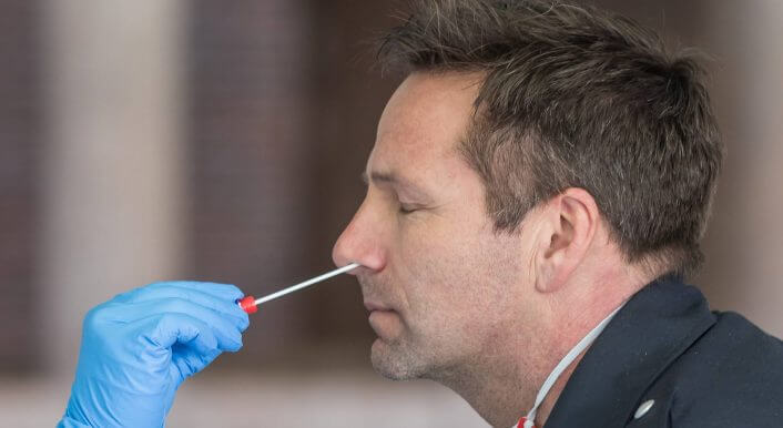 Die Durchführung eines PCR-Tests in einem Infektionsschutzzentrum in Köln. In Sozialen Netzwerken wird fälschlicherweise behauptet, dass PCR-Tests das Virus SARS-CoV-2 nicht im Sinne des Infektionsschutzgesetzes nachweisen würden.