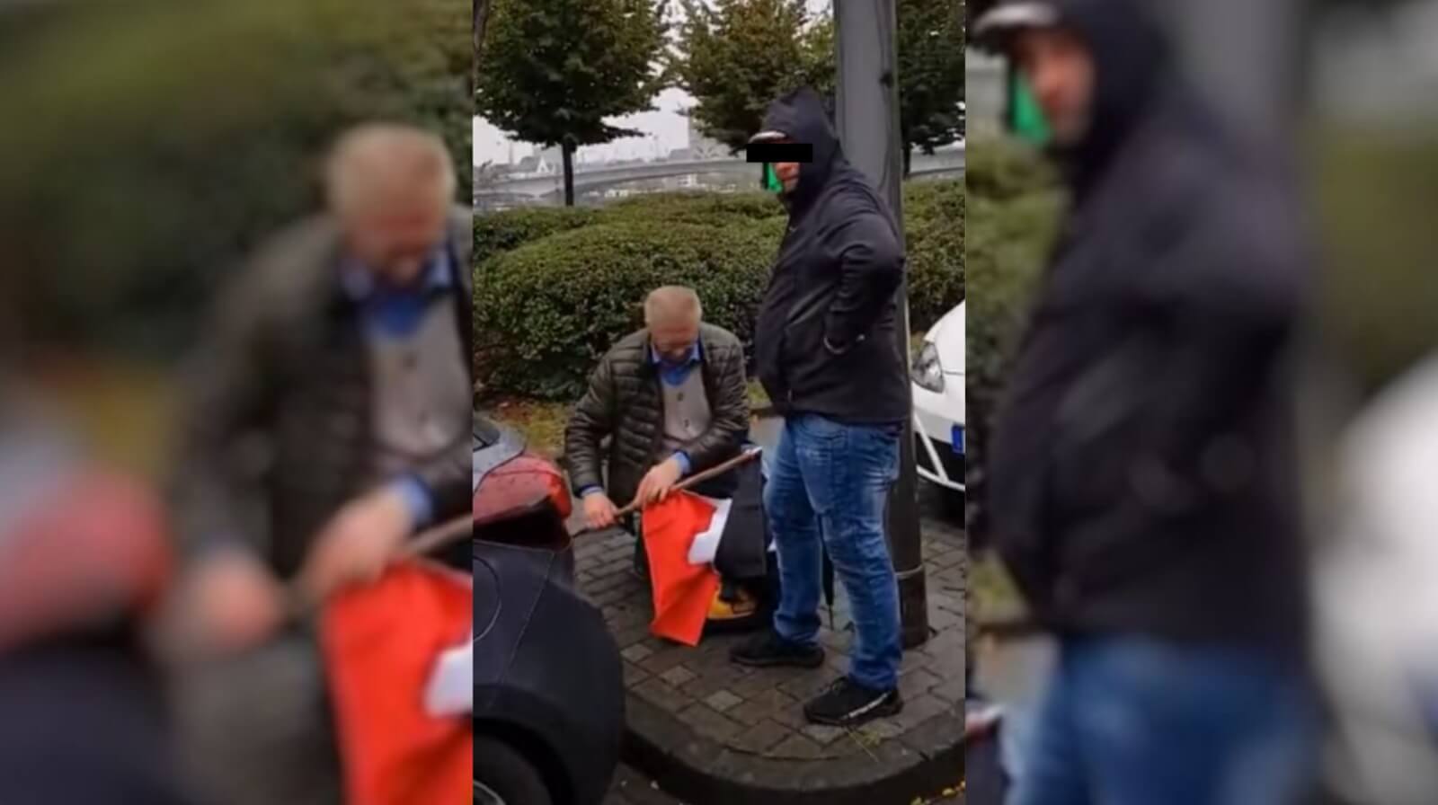 Diese beiden Männer seien WDR-Mitarbeiter und hätten eine Reichsflagge zu einer Demonstration mitgebracht, um TV-Bilder inszenieren, wird in Sozialen Netzwerken behauptet. Das ist falsch.