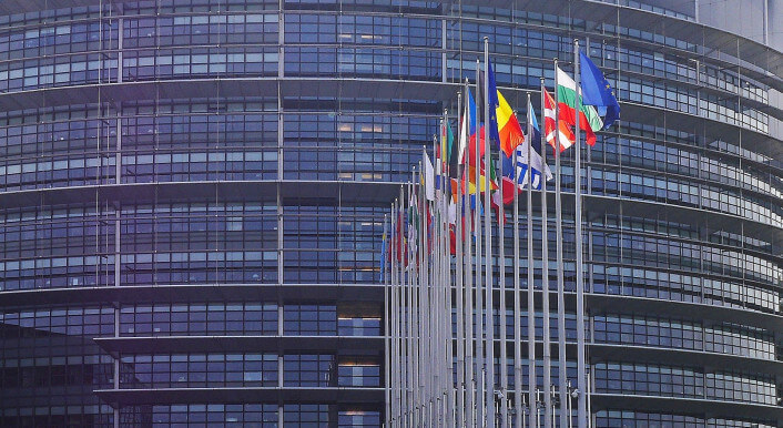 Die EU-Länder entscheiden selbst, wie sie die Todesfälle durch Covid-19 zählen. In Deutschland fließen teilweise auch Todesfälle in die Statistik ein, bei denen Covid-19 nicht zwangsläufig die Todesursache war.