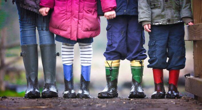 Kinder im Regen