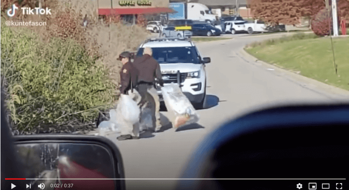 In Kentucky fand die Polizei Amazon-Päckchen am Straßenrand. Auf Youtube, Facebook und Telegram wird behauptet, es handele sich um Stimmzettel von der US-Wahl, doch das stimmt offenbar nicht.