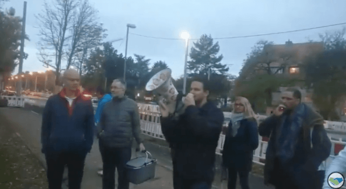 Demonstranten vor der Georg-Büchner-Schule in Darmstadt.