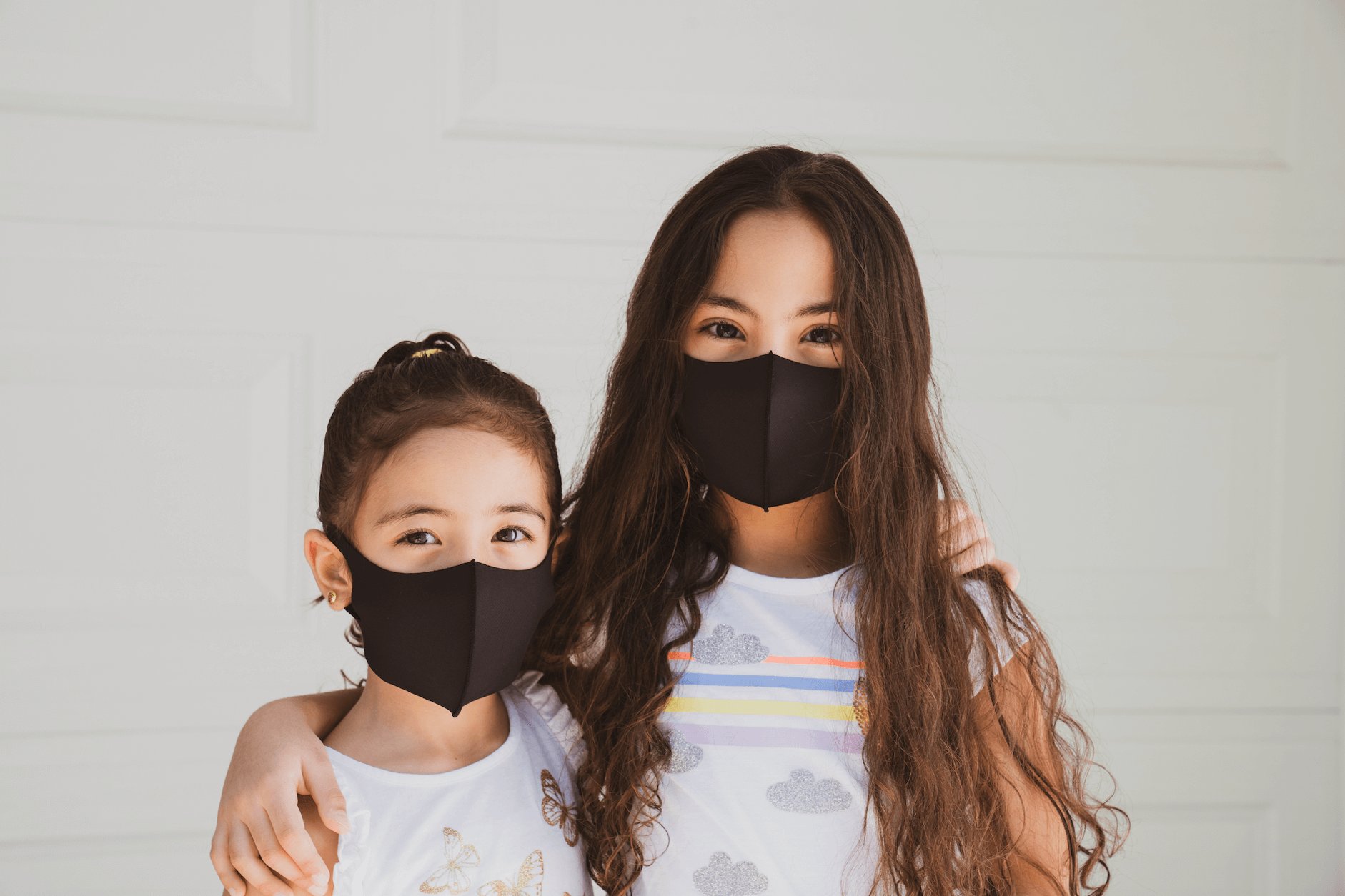 Falschbehauptungen über den Zusammenhang zwischen dem Tragen eines Mund-Nasen-Schutzes und angeblichen Gesundheitsgefahren für Kinder und Erwachsene kursieren immer wieder im Netz. (Symbolbild: Unsplash/ Atoms)
