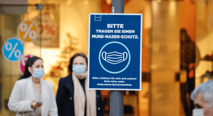 Es gibt keine Belege dafür, dass der CO2-Wert unter einer Maske auf einen gesundheitsgefährdenden Wert ansteigt. (Symbolbild: Picture Alliance / Rupert Oberhäuser)