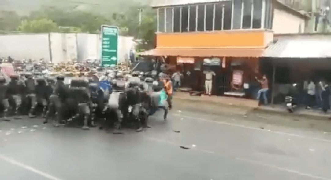 Ein Video zeigt eine Gruppe von Migranten in Guatemala und eine Straßensperre der guatemaltekischen Polizei. In einigen Social-Media-Beiträgen wird das anders dargestellt.