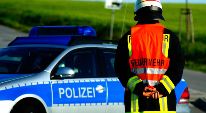 Ein Feuerwehrmann in Oberbayern ist laut Obduktion an einem Herzinfarkt bei bestehender Herzvorerkrankung gestorben. Während seine Kollegen trauern, verbreiten sich im Netz Gerüchte von einer Corona-Impfung, die der Mann erhalten haben soll.