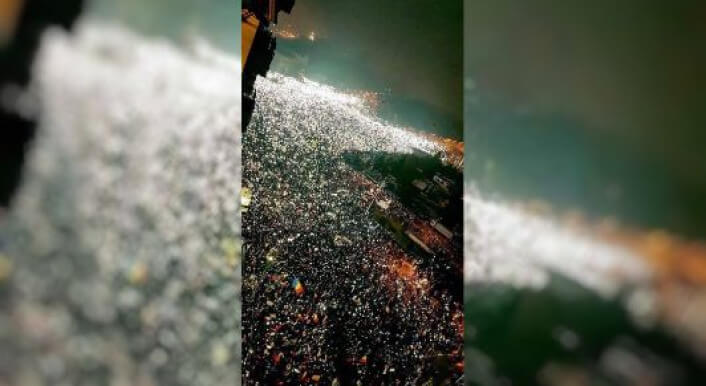 Dieses Foto kursiert derzeit auf Facebook. Mehrere Kommentatoren weisen jedoch darauf hin, dass es eine Demonstration in Rumänien im Jahr 2017 zeigt und nicht aktuell ist.