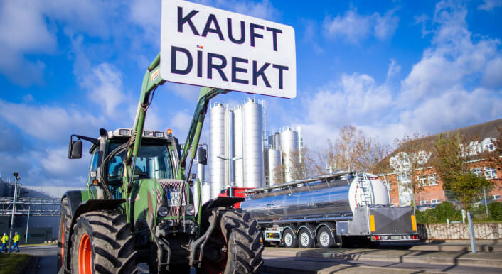 Milchbauern protestieren vor Molkerei