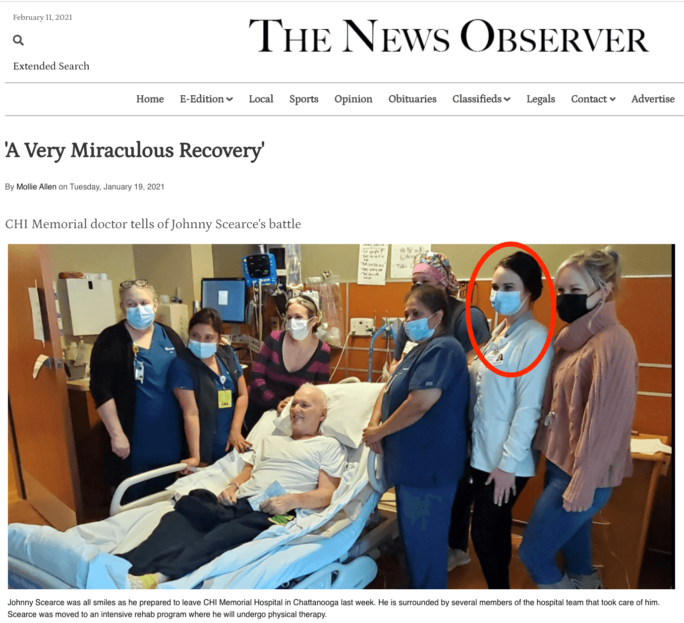 Das Foto zeigt Tiffany Dover neben anderen Mitarbeiterinnen ihres Krankenhauses in einem Zeitungsartikel vom 19. Januar 2021. (Quelle: The News Observer / Screenshot und Markierung: CORRECTIV.Faktencheck)