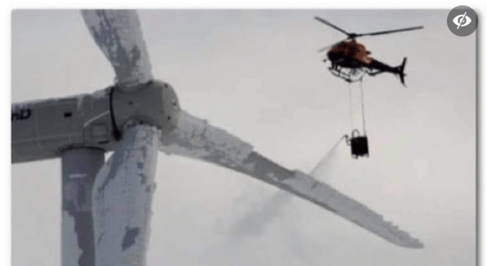 Dieses Foto wird aktuell auf Facebook verbreitet und soll zeigen, dass vereiste Windkraftanlagen mit Chemikalien von Hubschraubern enteist würden. Das stimmt nicht. (Quelle: Facebook / Screenshot: CORRECTIV.Faktencheck)