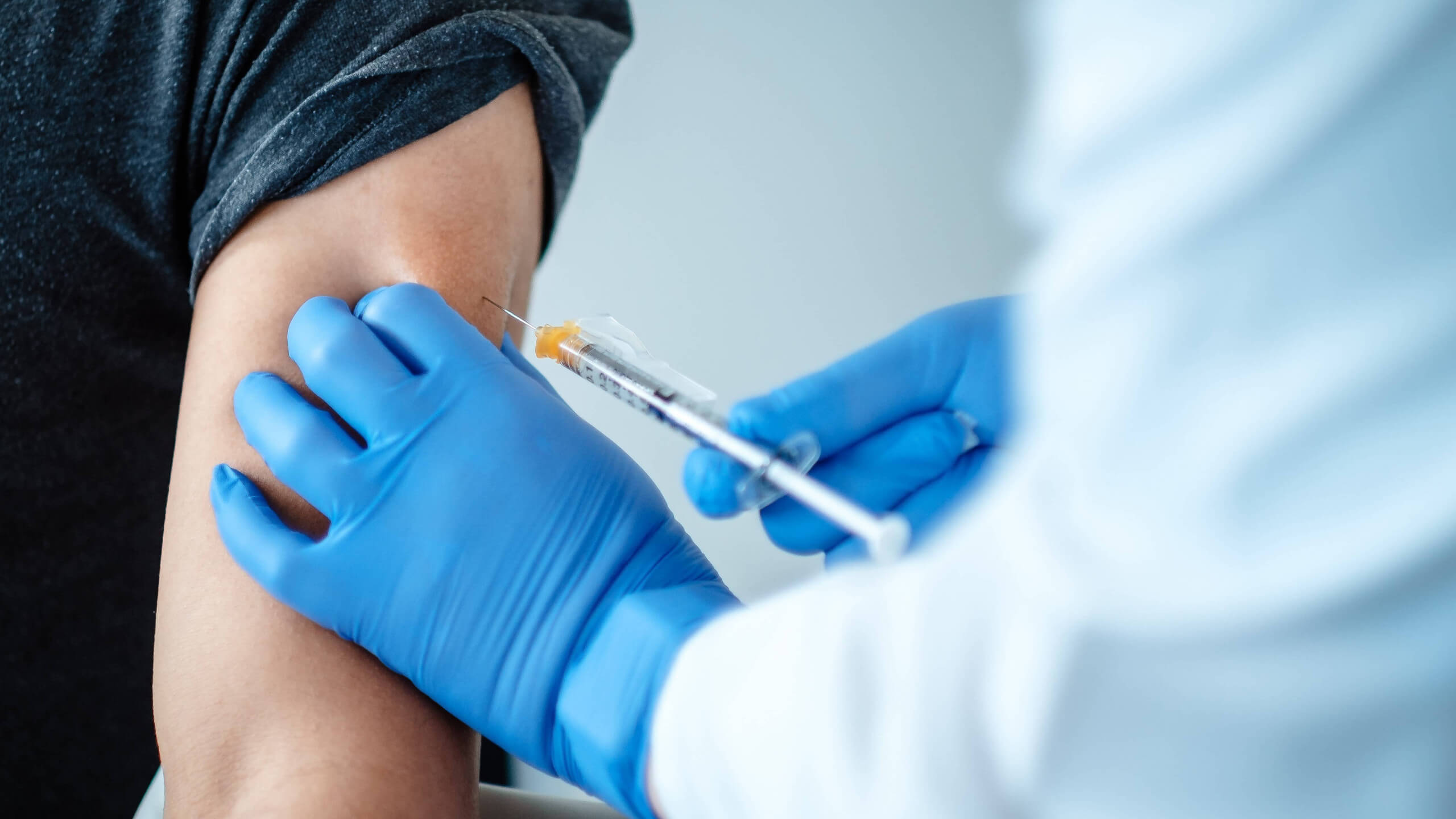 Ein Vergleich von Nebenwirkungen der Impfung und Symptomen bei Covid-19 ist irreführend, laut FDA überwiegen aber die Vorteile des Impfstoffs seine Risiken. Der Impfstoff erhielt eine Notfallzulassung – also eine Zulassung auf Zeit.