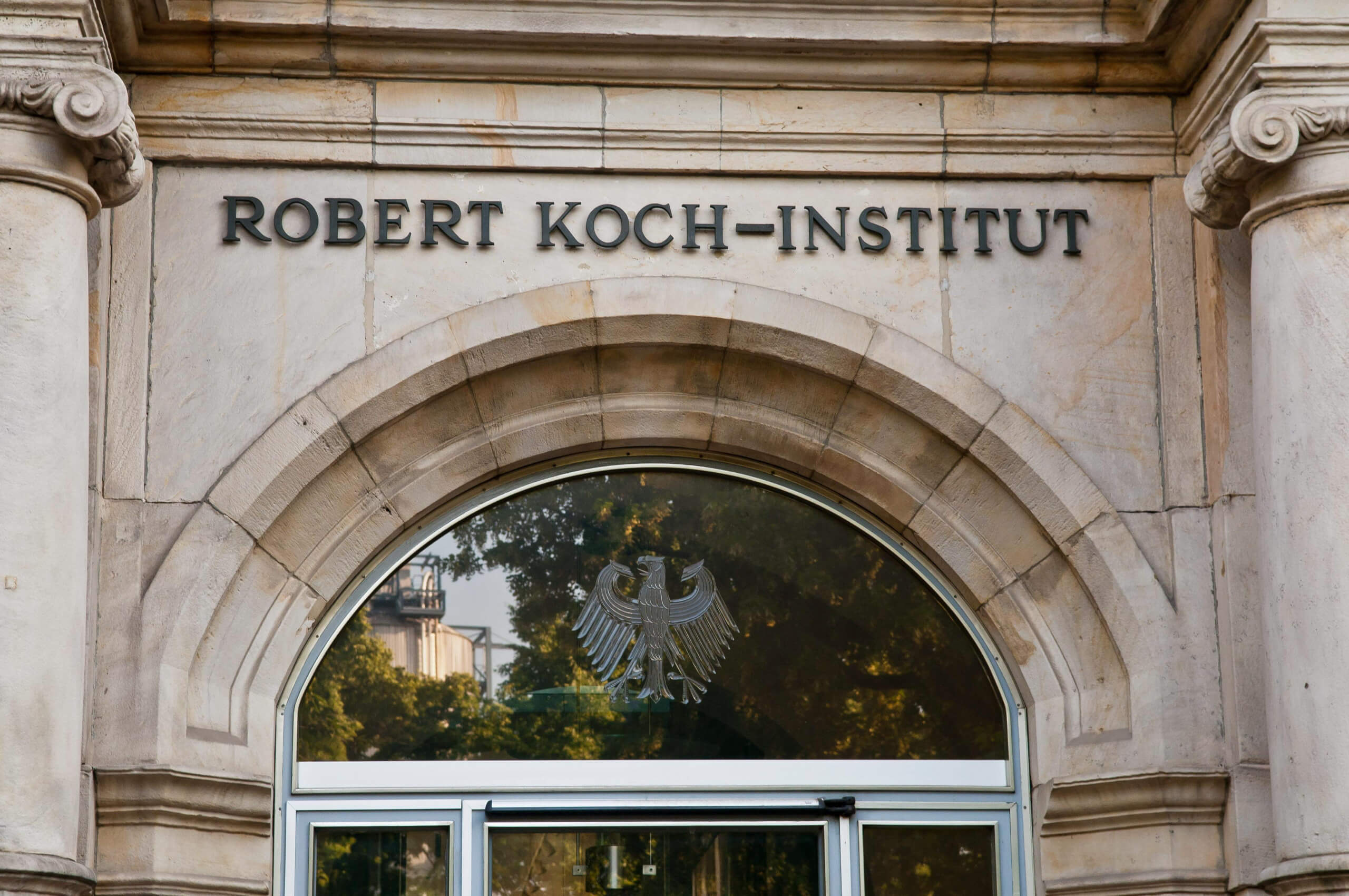 Eingang mit Schriftzug Robert Koch-Institut, Berlin, Deutschland