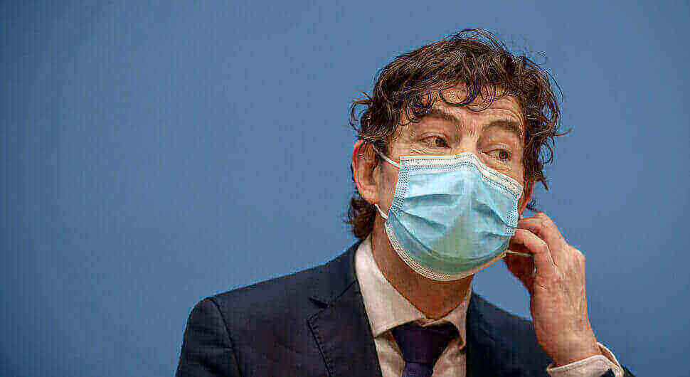 Christian Drosten sagte 2014, Händewaschen sei die „effektivste Maßnahme“ gegen Coronaviren. Das Foto zeigt ihn bei einer Pressekonferenz zur aktuellen Lage um die Corona-Pandemie im Februar 2021.