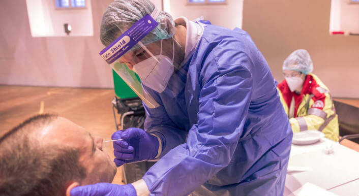 Nein, durch verstärktes Testen steigt die Zahl der Corona-Fälle nicht immer an.