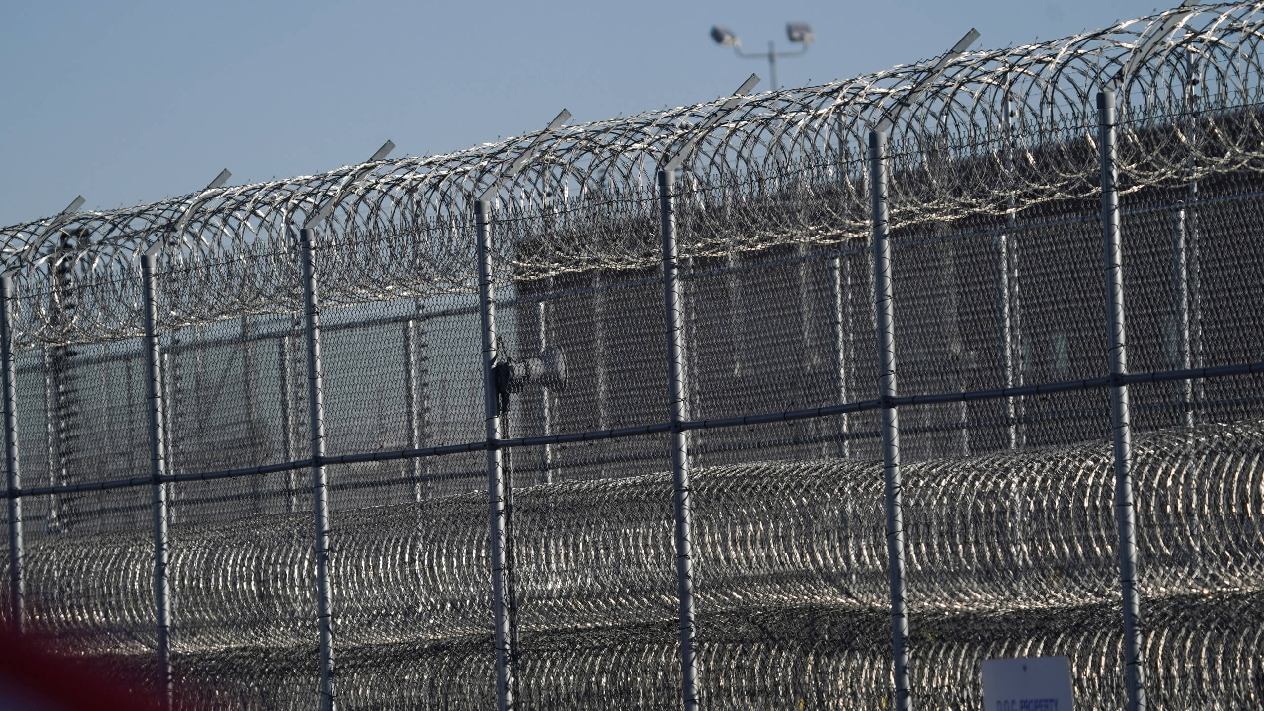 Bild eines Gefängniszauns in Denver, USA Ende 2020