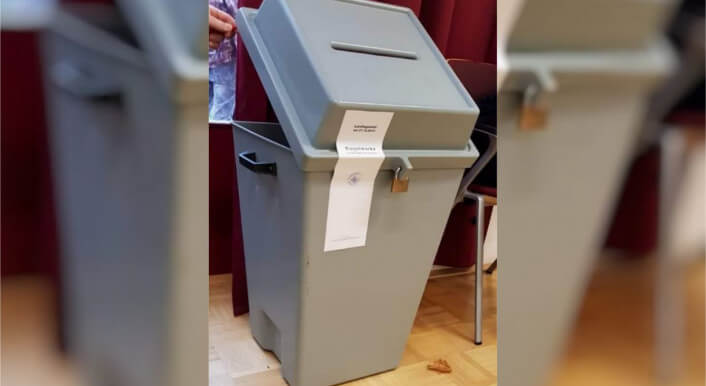 Eine hinten aufgebrochene Wahlurne
