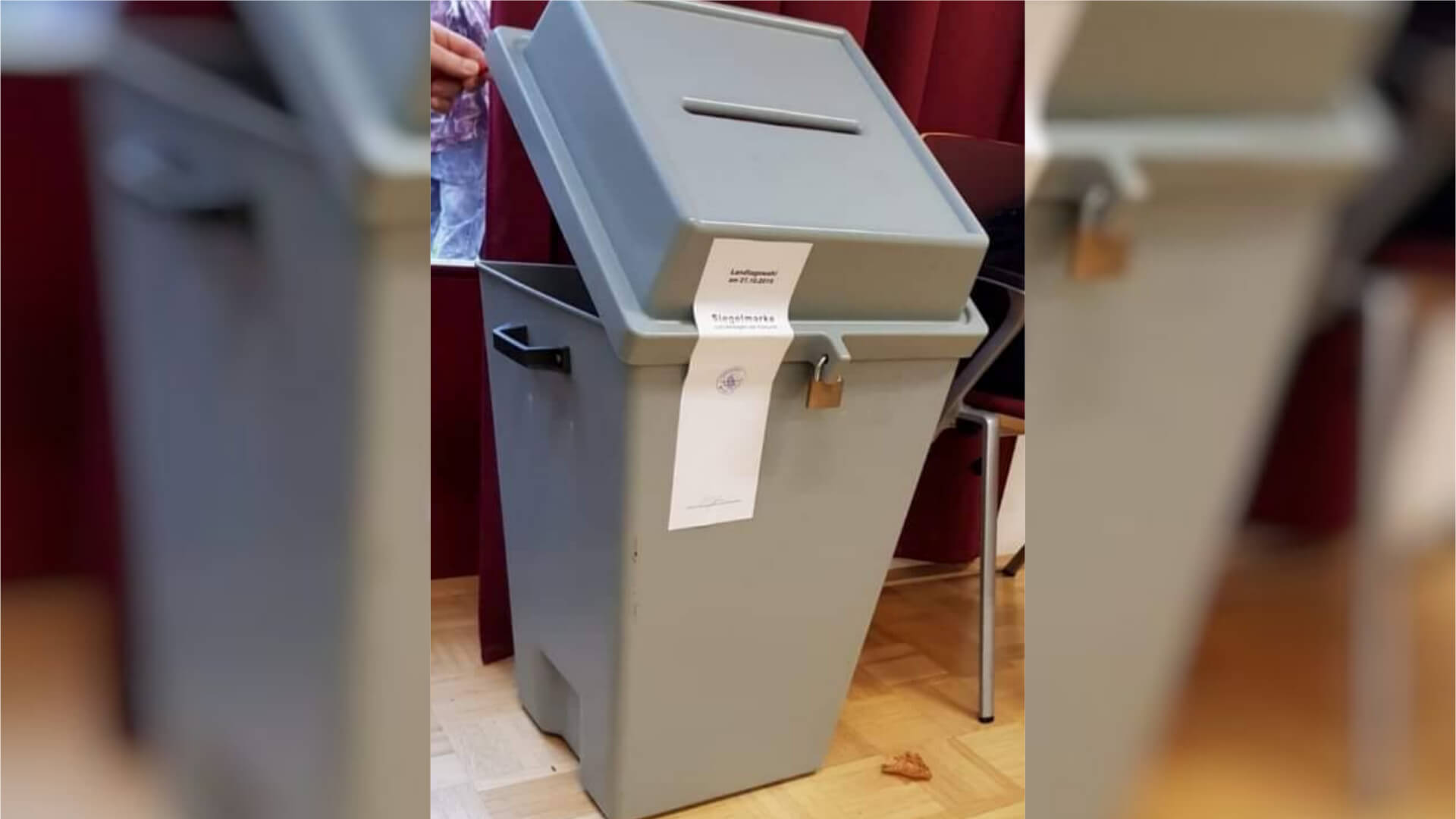 Eine hinten aufgebrochene Wahlurne
