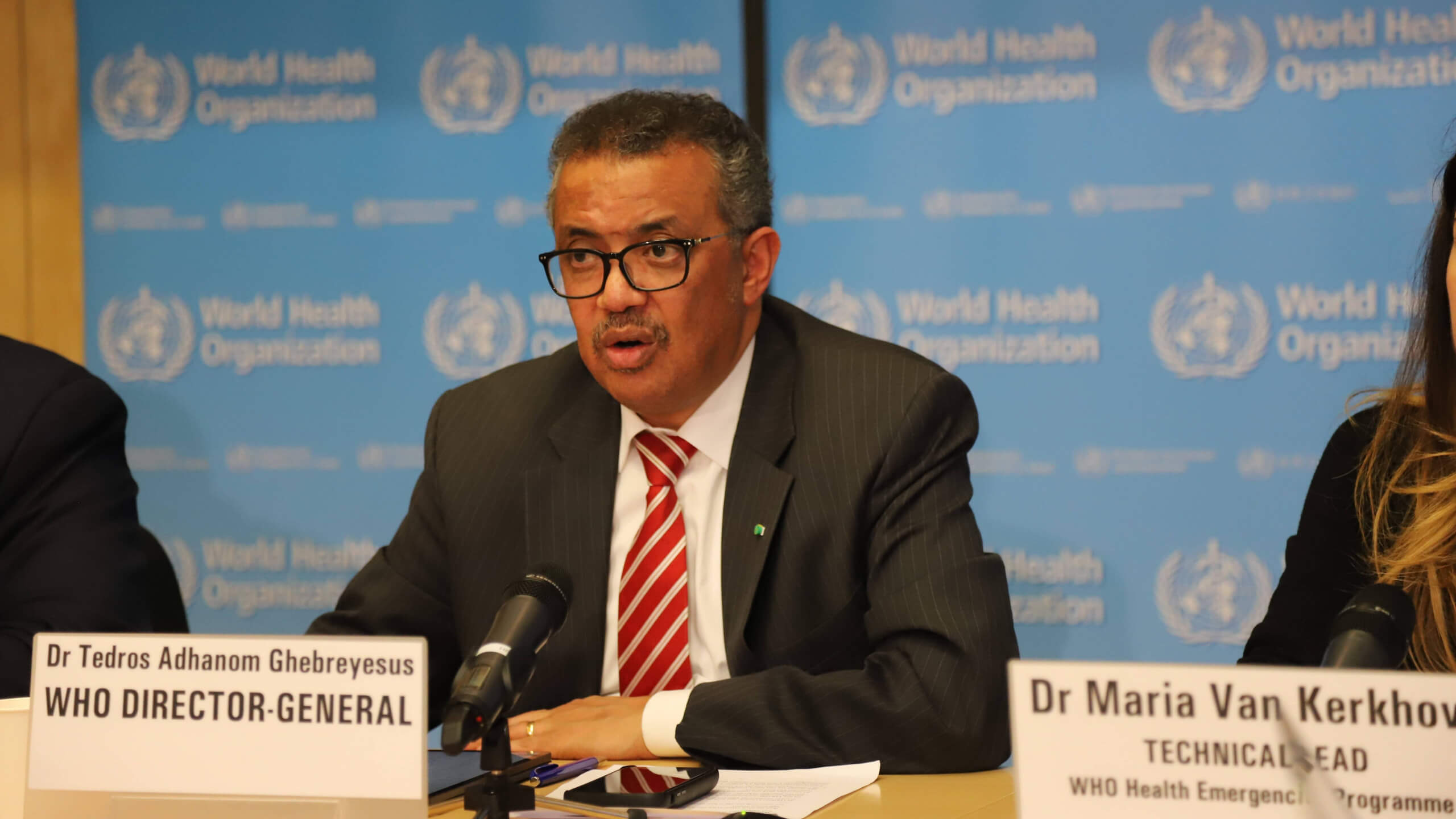 Im März 2020 sagte der WHO-Generaldirektor Tedros Adhanom Ghebreyesus bei einer Pressekonferenz in Genf, dass der Covid-19-Ausbruch als „Pandemie“ bezeichnet werden könne.