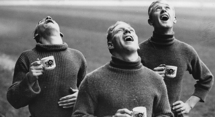 Ein Symbolbild zeigt Fußballer beim Gurgeln am 25. November 1938. Das Coronavirus kann mit Mundwasser jedoch nicht abgetötet werden. (Symbolfoto: Imago / Austrian Archives / Picture Alliance)