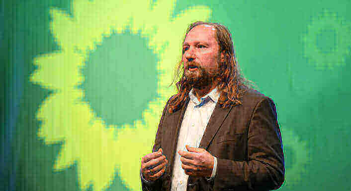 In einem aktuellen Facebook-Beitrag wird dem Grünen-Politiker Anton Hofreiter eine Aussage zugeschrieben, die er nicht geäußert hat (Symbolbild: Picture Alliance/ DPA/ Tobias Hase)