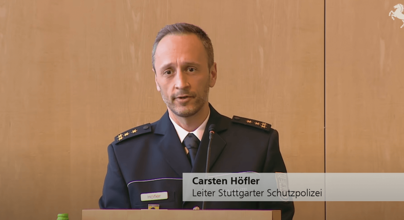 Carsten Höfler ist entgegen kursierender Behauptungen weiterhin Polizeidirektor in Stuttgart. (Quelle: Youtube, Landeshauptstadt Stuttgart / Screenshot: CORRECTIV.Faktencheck)