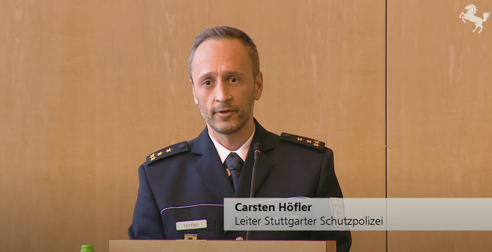 Carsten Höfler ist entgegen kursierender Behauptungen weiterhin Polizeidirektor in Stuttgart. (Quelle: Youtube, Landeshauptstadt Stuttgart / Screenshot: CORRECTIV.Faktencheck)