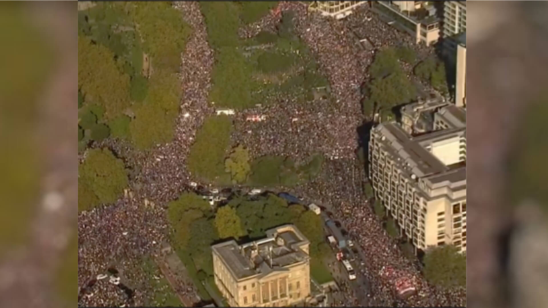 Luftaufnahme einer Demo in London