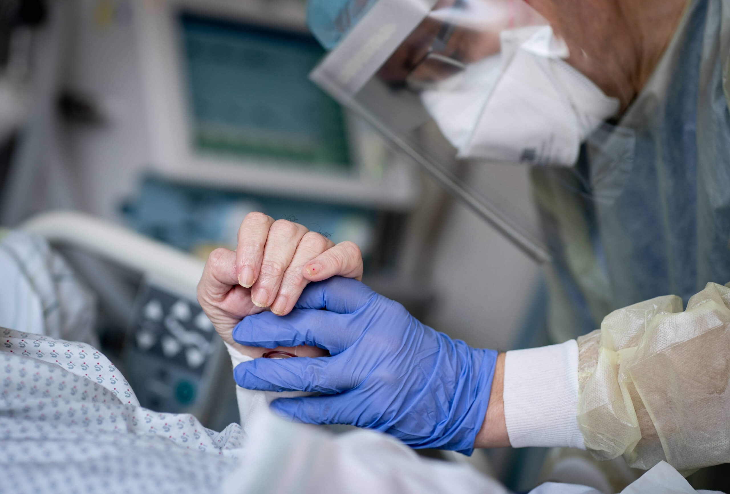 Patient liegt während der Corona-Pandemie in einem Intensivbett