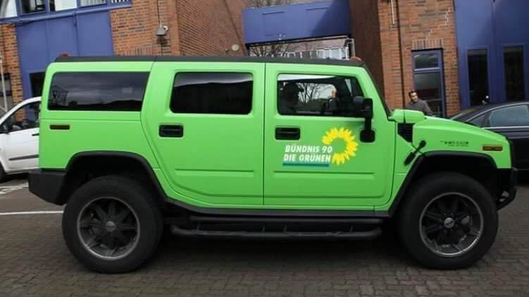 Dieses Foto eines grünen Geländewagens mit dem Logo von Bündnis 90/Die Grünen auf der Tür suggeriert, die Partei mache Werbung mit dem Wagen. Das Foto ist jedoch eine Fälschung.
