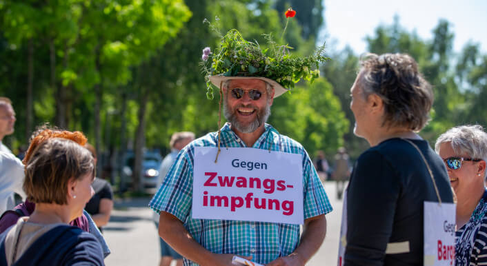 Impfpflicht: Neben Zwangshaft und Bußgeldern für Eltern sind auch die angeblich drohenden Zwangsimpfungen für Kinder in dem gefälschten Diskussionspapier frei erfunden