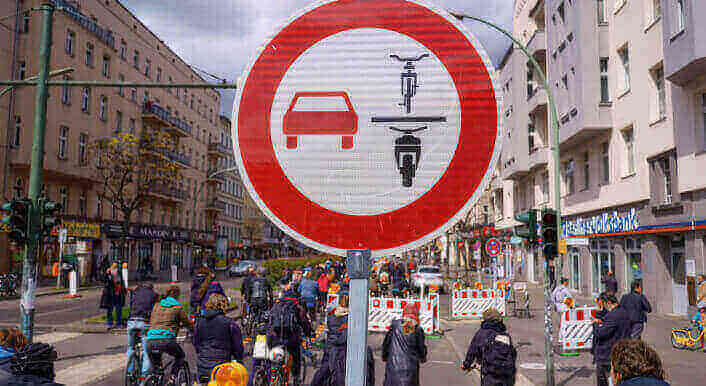 Auf uf dem Kottbusser Damm steht ein Straßenschild, das die Durchfahrt für Autos verbietet und die Durchfahrt für Fahrräder und Mopeds erlaubt.