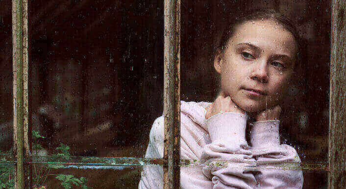 Greta Thunberg schaut aus dem Fenster