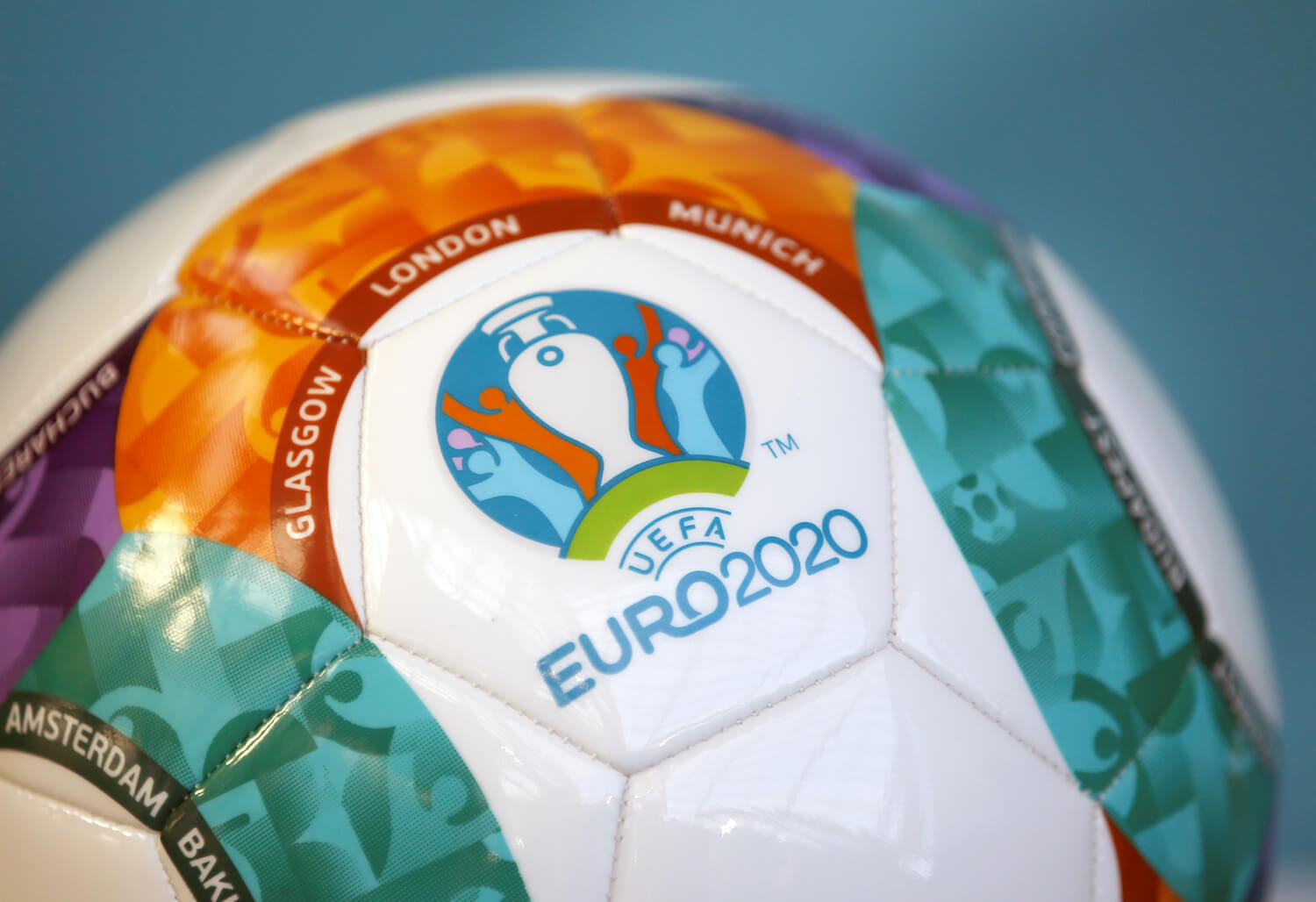 Ein Fußball mit dem Logo der UEFA Euro 2020