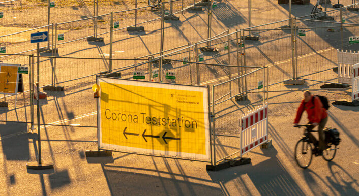 Wegweiser zum Corona-Testzentrum, das Virus Covid-19 ist keine Grippe ist
