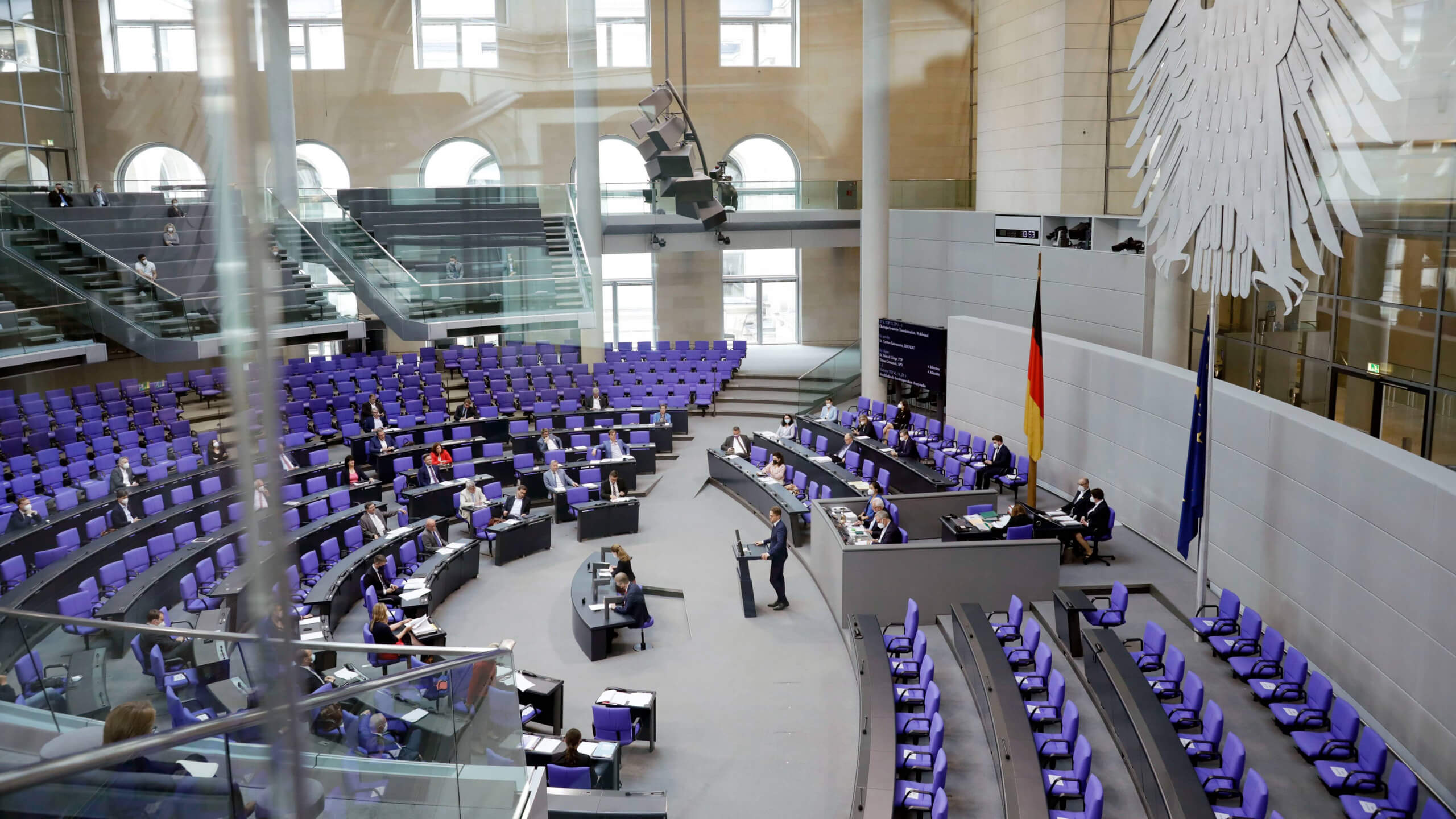 Politiker im Bundestag beraten über das Infektionsschutzgesetz