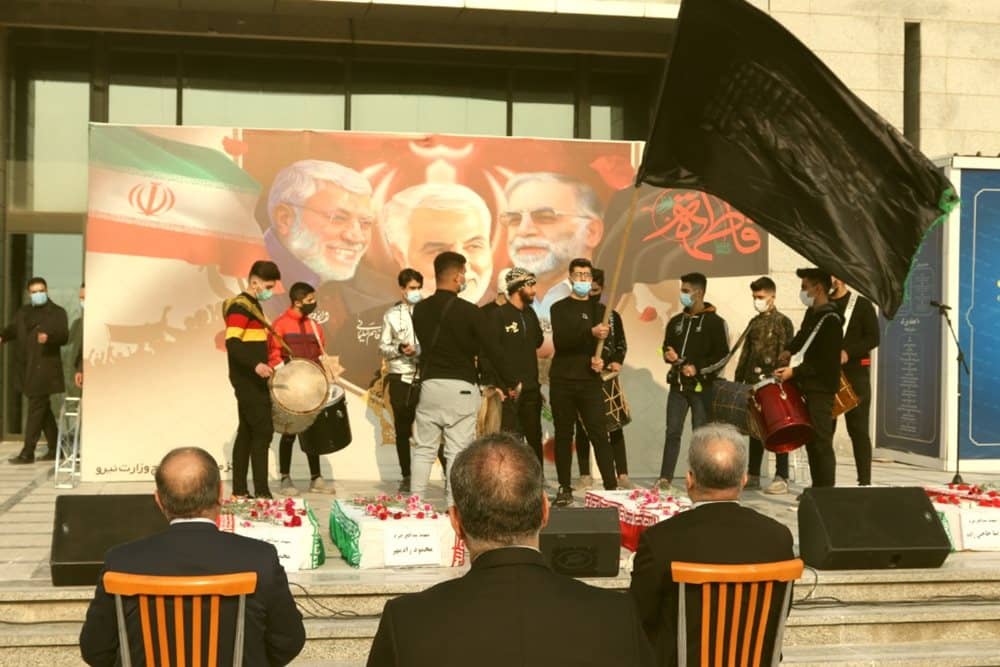 Menschen bei der Gedenkfeier im Iran