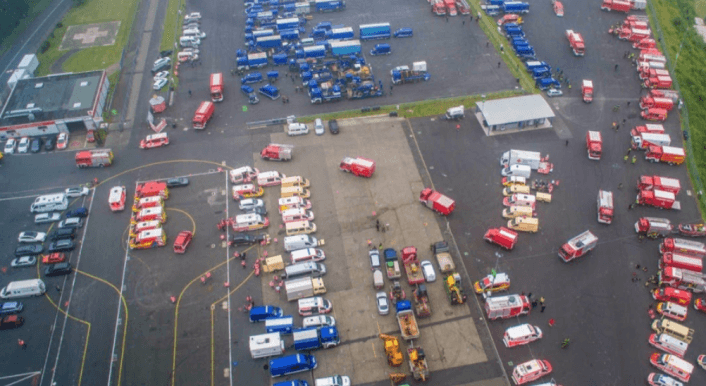 Mehrere Fotos wie dieses, die Einsatzfahrzeuge am Nürburgring zeigen, verbreiten sich mit der Falschbehauptung auf Facebook, die Rettungskräfte würden am Einsatz gehindert (Quelle: Twitter, THW / Lukas Hannig / Screenshot am 23. Juli 2021: CORRECTIV.Faktencheck)