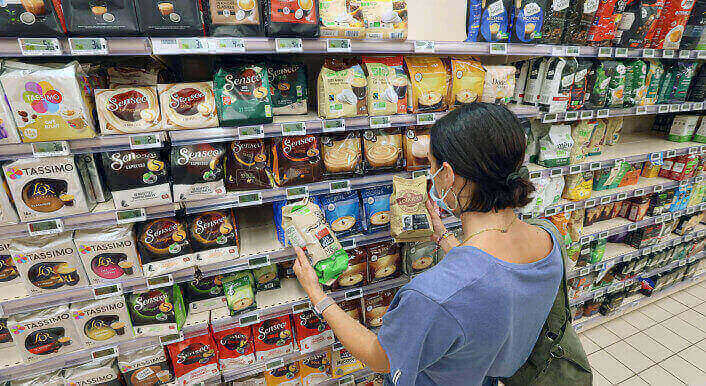 Kundin im Supermarkt in Frankreich