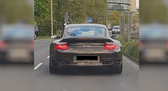Die Internationale Organisation für Erneuerbare Energien hat nach eigenen Angaben keine Dienstwagen, dieses Auto steht aber dennoch in Verbindung mit der Organisation