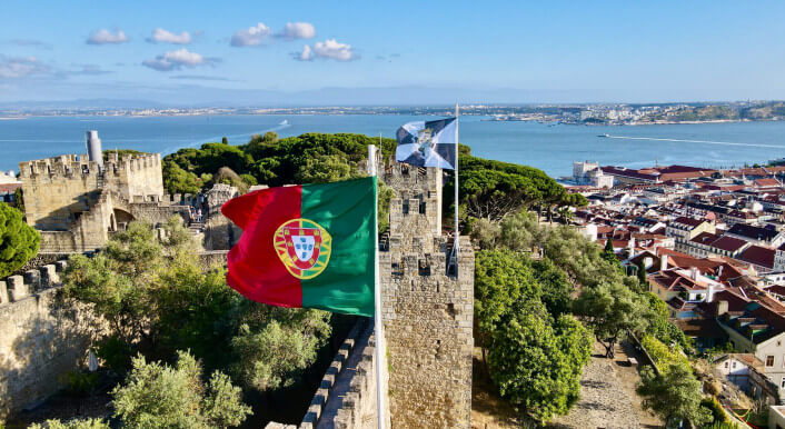 Symbolbild, welches die Flagge Portugals zeigt.