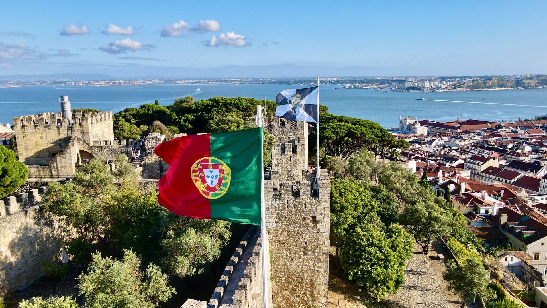 Symbolbild, welches die Flagge Portugals zeigt.