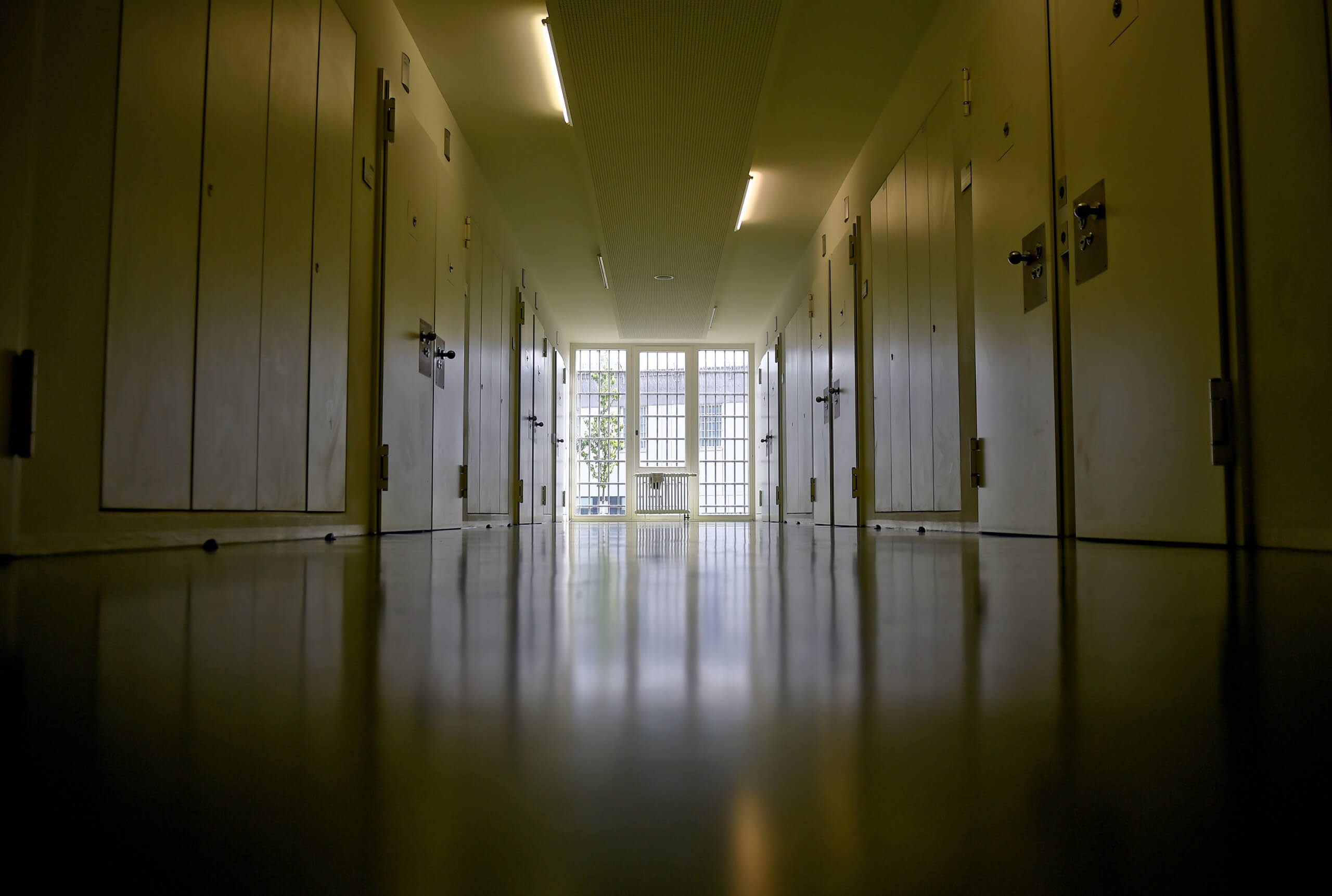 Gang zu den Hafträumen in Großbeeren in der Justizvollzugsanstalt Heidering. Foto: Britta Pedersen/dpa