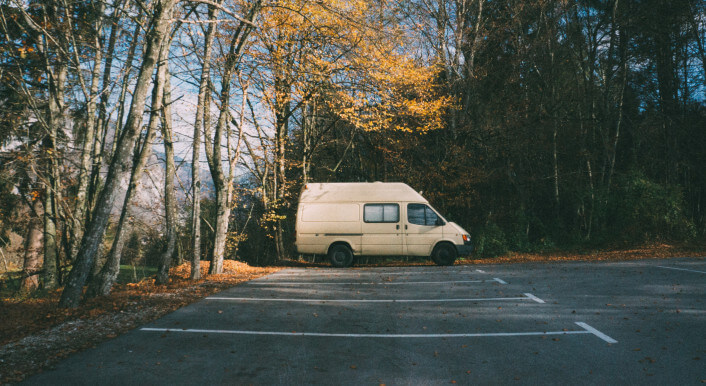 In drei Orten im Landkreis Harz in Sachsen-Anhalt soll der Fahrer eines weißen Transporters angeblich wiederholt Kinder angelockt haben – dafür gibt es aber keine Belege (Symbolbild: Tobias Tullius / Unsplash)