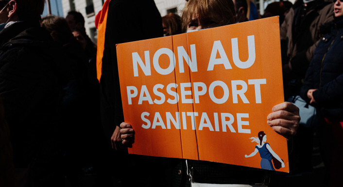 Angeblich wurde der französische Gesundheitspass schon im Januar 2020 beschlossen. Das soll ein Plakat beweisen. Es handelt sich jedoch um einen Tippfehler.