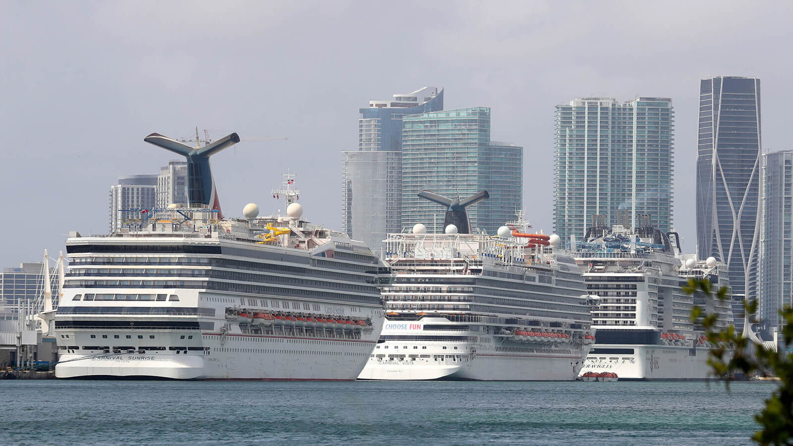 Die Carnival Vista (Mitte) mit einem Schwesterschiff (vorne) der Reederei und einem weiteren Kreuzfahrtschiff (hinten). Das Foto stammt von Mai 2021.