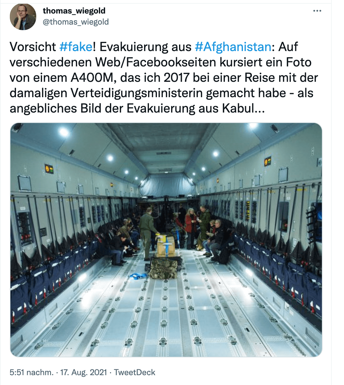 In einem Tweet stellt der Journalist Thomas Wiegold klar, dass es sich um ein mehrere Jahre altes Foto aus dem Inneren eines Bundeswehr-Transportflugzeugs handelt (Quelle: Twitter/ Screenshot: CORRECTIV.Faktencheck)