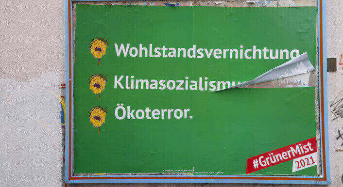 Wie hier in Aachen hängen seit dem 9. August in bundesweit rund 50 Städten Plakate einer Anti-Grünen-Kampagne. Auf dem Plakat steht „Wohlstandsvernichtung“, „Klimasozialismus“ und „Ökoterror“ mit dem Hashtag „Grüner Mist“