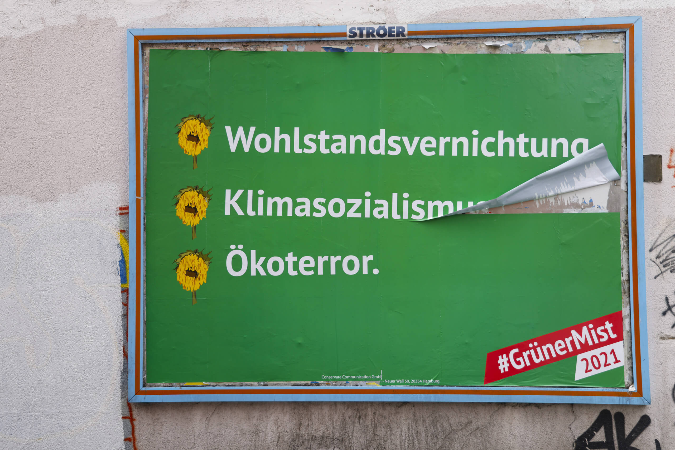 Wie hier in Aachen hängen seit dem 9. August in bundesweit rund 50 Städten Plakate einer Anti-Grünen-Kampagne. Auf dem Plakat steht „Wohlstandsvernichtung“, „Klimasozialismus“ und „Ökoterror“ mit dem Hashtag „Grüner Mist“