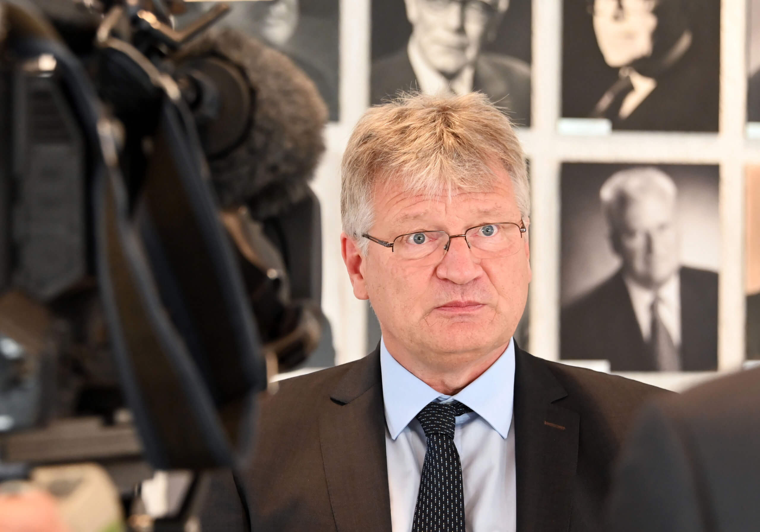 AfD-Spendenskandal: AfD-Chef Jörg Meuthen beantwortet Fragen vor Kameras. Foto: Uli Deck / picture alliance / dpa