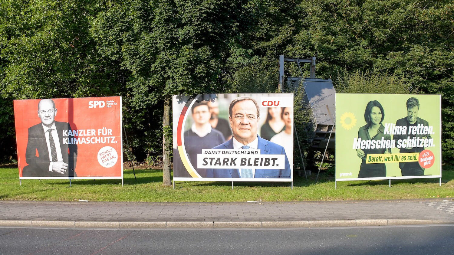 Symbolbild mit Plakaten von SPD, CDU und Grünen für die Bundestagswahl